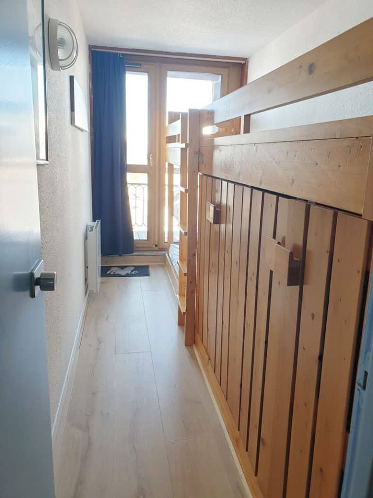 Chambre avec 3 lits superposés